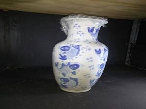 lot 8 image: VINTAGE VASE CHINA