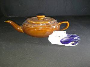 lot 13 image: VINTAGE TEAPOT AND CAT