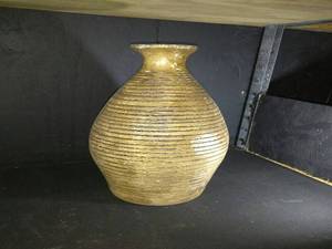 lot 24 image: BIG VINTAGE VASE