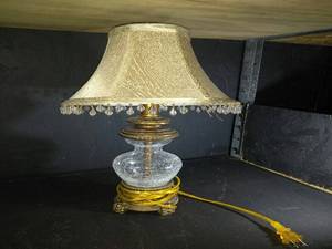 lot 25 image: VINTAGE DESK LAMP