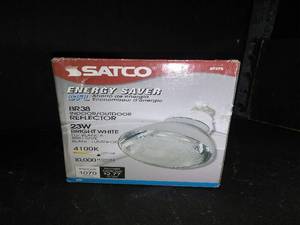 lot 36 image: SATCO INDOOROUTDOOR REFLCTOR BULB 4100K