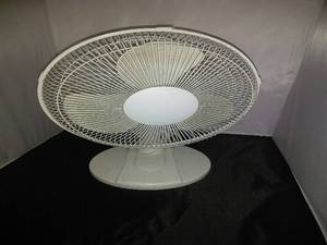 lot 40 image: OSCILLATING FAN