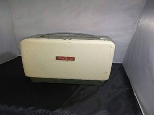 lot 44 image: VINTAGE  KODAK BROWNIE 500 PROJECTOR