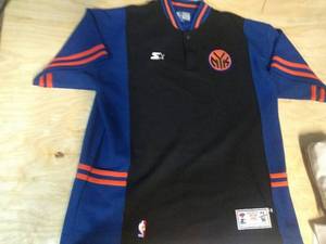 lot 113 image: NBA NEW YORK NICKS STARTER BUTTON UP