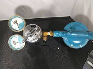 lot 125 image: UNION CARBIDE PUROX REGULATOR AND WELDING GUAGES