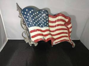 lot 126 image: VINTAGE AMERICAN FLAG WALL DECORATION