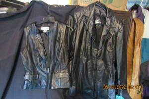 lot 117 image: LAURA LEIGH BLACK LEATHER VEST-MEDIUM AND THE TANNERY BLACK LEATHER MID LENGTH SIZE 1718