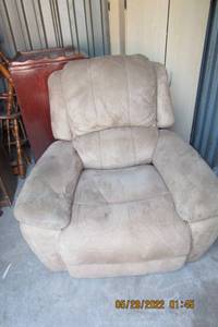 lot 71 image: LAZY BOY RECLINER- LIGHT BROWN, 35W X 35L X 42H BACK AND 18H F