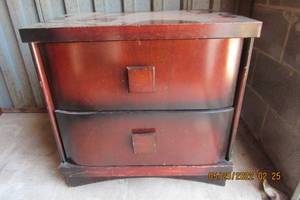 lot 80 image: BASSETT NIGHT STAND- 24W X 24T X 15 D- MATCHES LOTS 79 AND 81