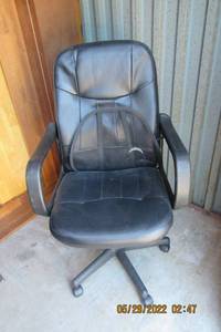 lot 85 image: STANDARD LEATHER OFFICE CHAIR AND STANDARD BLK VINYL ADJUSTABLE OFFICE CHAIR