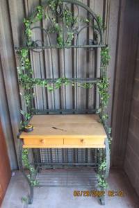 lot 88 image: BAKERS RACK-4 SHELVES AND ONE BUTCHER BLOCK STYLE LEVEL INCLUDING TWO DRAWERS