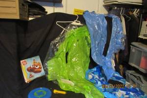 lot 130 image: POOL FLOATS-VARIOUS