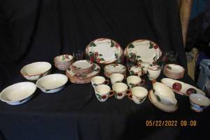 lot 98 image: 54 PIECE FRANCISCAN EARTH WARE DINING SET