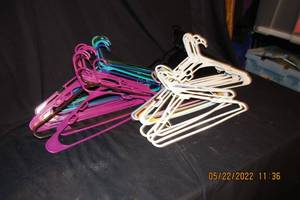 lot 146 image: PLASTIC HANGERS VARIOUS COLORS-5OEACH