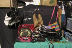lot 152 image: PURSES AND SHOULDER, AND CARRY BAGS-VARIOUS