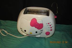 lot 139 image: HELLO KITTY TOASTER AND ARTS AND CRAFTS