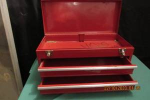 lot 29 image: TOOLBOX-3 CAPARTMENT -2 DRAWER 18 LONG X 12 TALL X 10 DEEP.