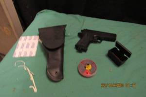 lot 27 image: DAISY POWERLINE AIR PISTOL MODEL 15XT C02 BB. FIRES .177 BBCAL,, COMES WITH BBS AND 45 PISTOL HOLSTER