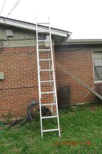 lot 8 image: WERNER 16 FOOT ALUMINUM EXTENSION LADDER-D1120-2,200 LB LOAD CAPACITY