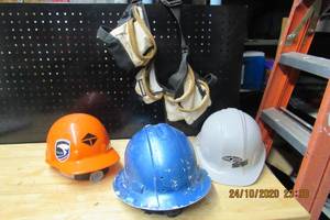 lot 56 image: HARD HATS AND ROOFERS TOOL BELT