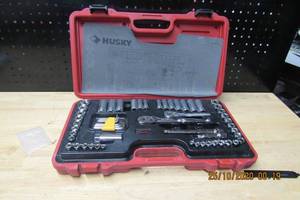 lot 10 image: HUSKY SOCKET SET AS SHOWN- RATCHETS ARE DIFFERENT BRAND