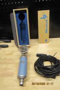 lot 22 image: BLUE BIRD STUDIO MICROPHONE 83-2983 MODEL BLUEBIRD COMES WITH MIC CHORD, WOOD BOX - CLEAN