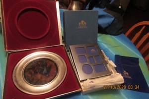 lot 173 image: JAMES AUDUBUN PLATE THE BLUE JAY U.S. HISTORICAL SOCIETY #1395 JEFFERSON PEWTER IN BOX AND MELANNCO INTLTHE KEEPER OF MEMORIES IN BOX WITH SLEEVE