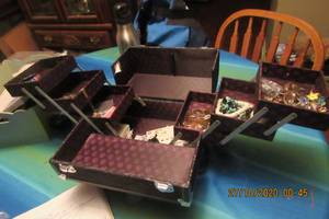 lot 175 image: JEWELRY BOX FILLED WITH COSTUME JEWELRY