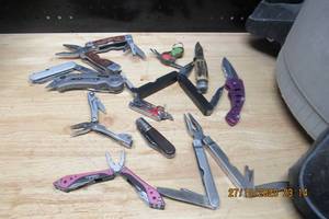 lot 179 image: KNIVES AND MULTI-TOOLS