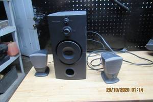 lot 38 image: HARMON KARDIN BASS REFLEX SPEAKER AND 2 EACH SURROUND