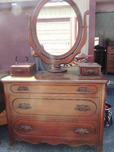 lot 11 image: American Black Walnut wood chest of drawers 2 top drawers for jewlery 40x47x21 mirror 43x33- DAVIS CABINET COMP. - NOTE  HAS WATER DAMAGE AT BASE
