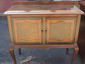 lot 12 image: VINTAGE Buffet with glass top 38x38x18