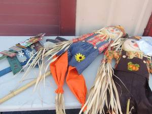 lot 38 image: 2 scarecrows and 2 christmas wood art