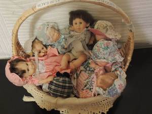 lot 118 image: Gigo porcelain dolls x 8 grumpy baby series in wicker basket