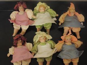 lot 119 image: Lillian Vernon Porcelain Doll Set Porcelain Head & Feet FLOWER HAT 7  x 6 in wicker basket