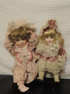 lot 250 image: Mann porcelain doll wind up back plays music 13.5 and Hamilton collection porcelain doll 17.5 tall