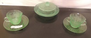 lot 149 image: 6 pieces of green depression glass - 2 saucers, crreamer & sugar, covered dish
