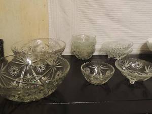 lot 197 image: Star of David crystal- 6  bowls, 3 footed salad bowls, 2 serving bowls