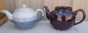 lot 206 image: Hand crafted  Blue pottery Tea Pot by Olagini,   and Brown tea pot by Sadler no lid