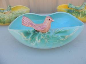lot 115 image: 3 McCoy bird porcelain bowls  2 yellow and  1 blue