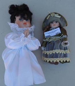 lot 253 image: Nanjing green dress doll porcelain 8 tall Praying baby doll 11