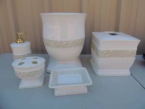 lot 105 image: Willow Brook bathroom set   toothbrush holder, waste basket etc.
