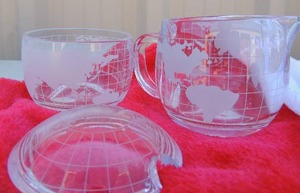 lot 134 image: Nestle Nescaf World Globe Creamer & Sugar Bowl Set  Glass NIB