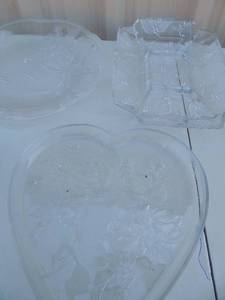 lot 194 image: Heart shaped glass platter, christmas glass platter and divided fruitvegetable tray 15.5x 10.5