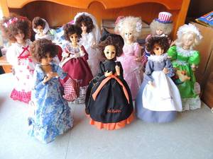 lot 122 image: Brims 1986 MUSICAL CALENDAR Doll Set Authentic collectable edition  (missing April) music dolls dressed for each month 13 QTY 11