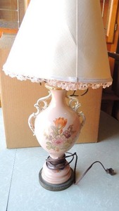 lot 125 image: 22 pink floral design lamp with shade. Works great.
