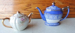 lot 205 image: White and gold Royal Sealy tea pot  &  Blue with Silver Trim Tea pot  Bombay