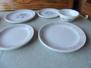 lot 211 image: Blue heart Correlle dishes 4 plates, 5 salad plates, 3 soup bowls, brown rim Correlle dishes 3 plates 4 salad plates