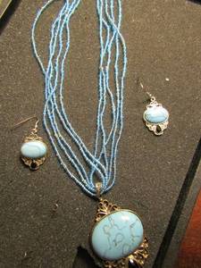 lot 368 image: Necklace and matching earrings turquoise oval on beaded chain NEW
