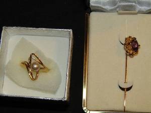 lot 333 image: Lapel pin amathyst gold tone ring with pearl size 6